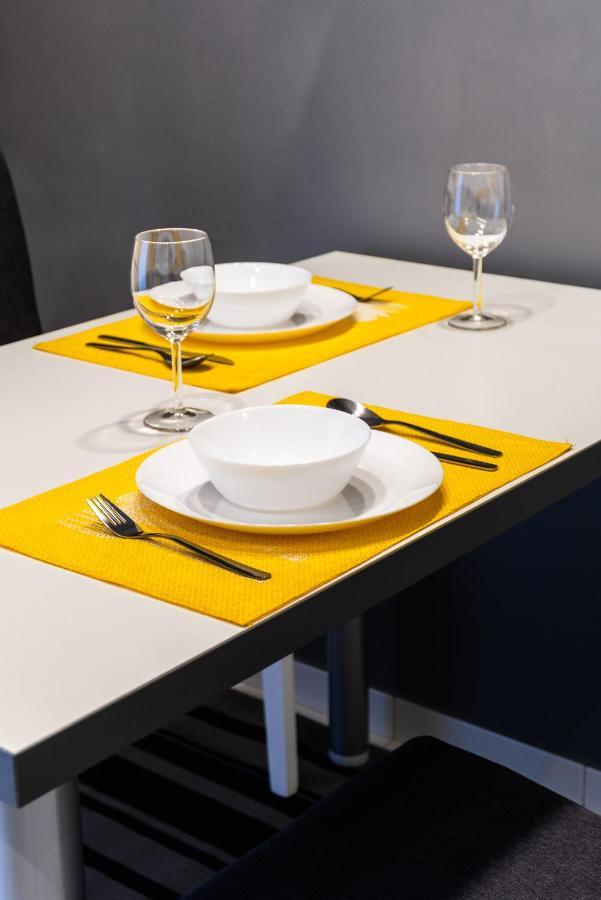 Black & Yellow Centrally Located Studio Novi Sad Exterior foto